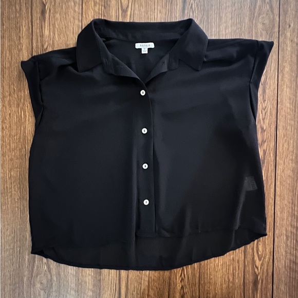 Pistola 
Medium 
Black
Short sleeve 
Button Down 
Crop
Blouse - Picture 2 of 9